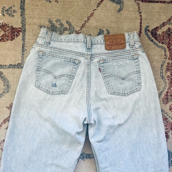 Levi Distressed Mom Light Wash High Waist Jeans Size 31 - Picture 5 of 10